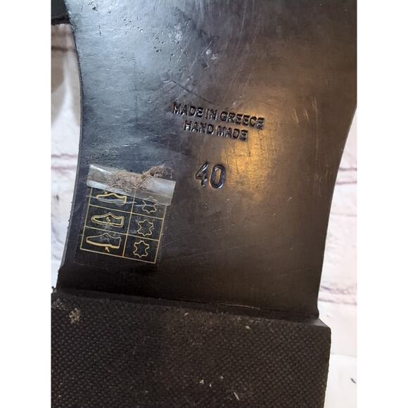 Vince Camuto Black Leather Handmade in Greece Sandals Silver Medallion Sz 9/40 - Picture 9 of 9